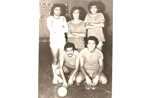 Esta foto me foi cedida pelo querido companheiro de rádio e amigo de uma vida, o Everton Pires de Lima, que aliás, aniversaria na próxima sexta-feira, dia 19, e a quem estamos abraçando. Era uma equipe de futsal, formada por funcionários da Rádio Difusora